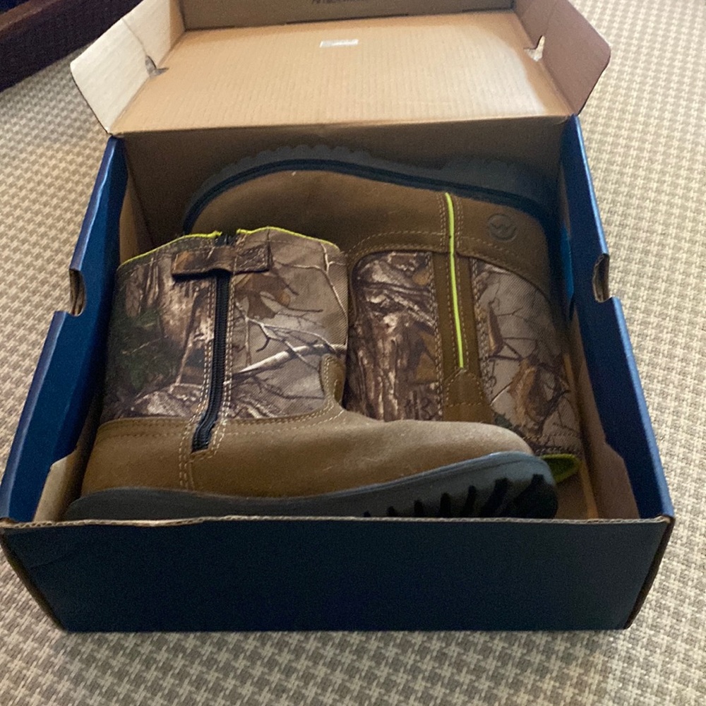 Magellan Little Boy boots size 12